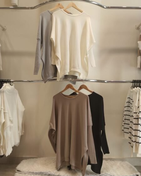 Sweater poncho con tajo