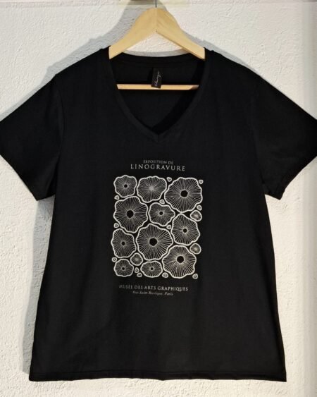 Remera Cuello V talle especial Exposición