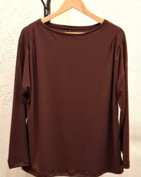 Remera modal cuello bote con pinza hombro