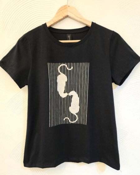 Remera escote V Felinos Rayados